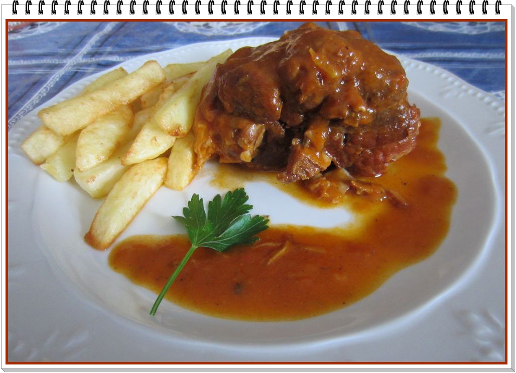 Codillo de cerdo en salsa, guisado en olla rápida, con patatas gajo asadas